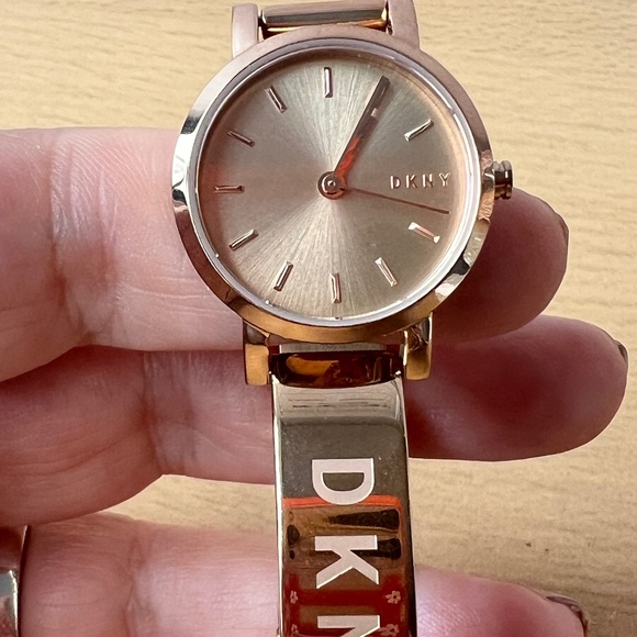DKNY NY2308 Soho Bangle WATCH ROSE GOLD TONE PRISTINE CONDITION NEW BATTERY